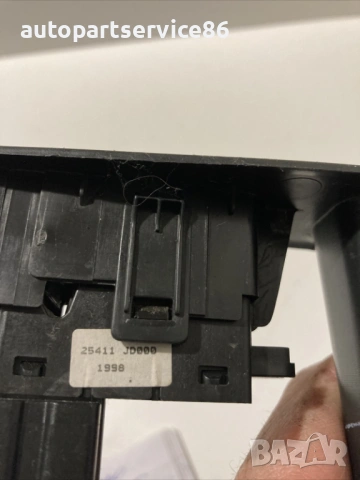 Бутон за стъклоповдигач на задна дясна врата за Nissan Qashqai 2.0 бензин (2010) 25411Jd000, снимка 2 - Части - 54365209