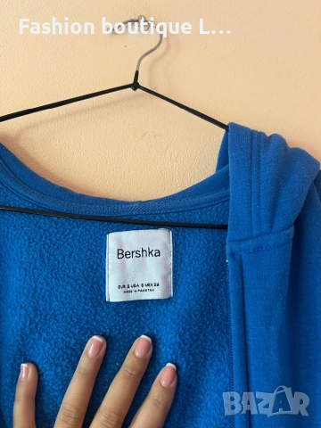 Bershka дамски син суитчър с качулка и цип с два джоба и гумирана щампа на гърба орърсайз модел 💙, снимка 5 - Суичъри - 54737777