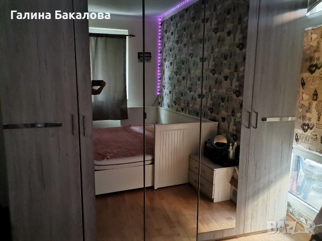 Продавам гардероб трикрилен- две двойни и едно едично крила. 