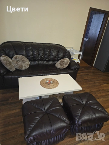 Диван разтегателен , еко кожа + две табуретки, снимка 2 - Дивани и мека мебел - 54333330