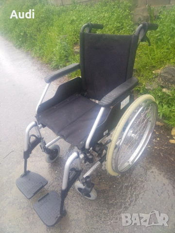 Сгъваема инвалидна рингова количка със степенки Марка: INVACARE Ширина на седалката 45см Дълбочина 4