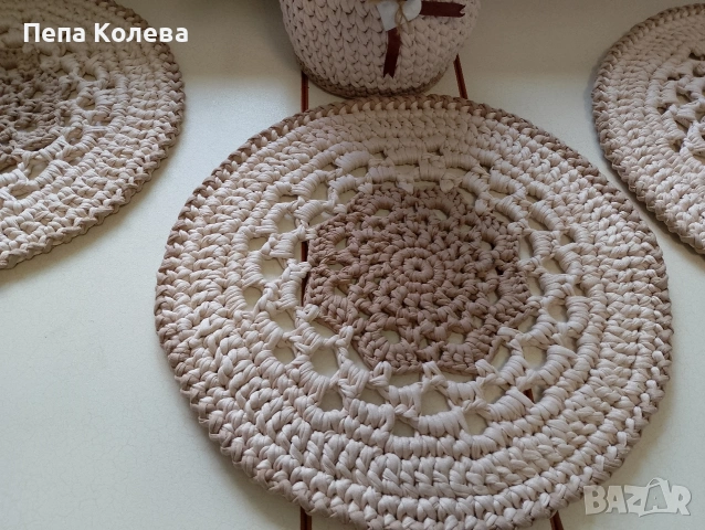 Комплект салфетки за сервиране и кашпа от прежда макарон -ръчно плетиво., снимка 5 - Декорация за дома - 55153787
