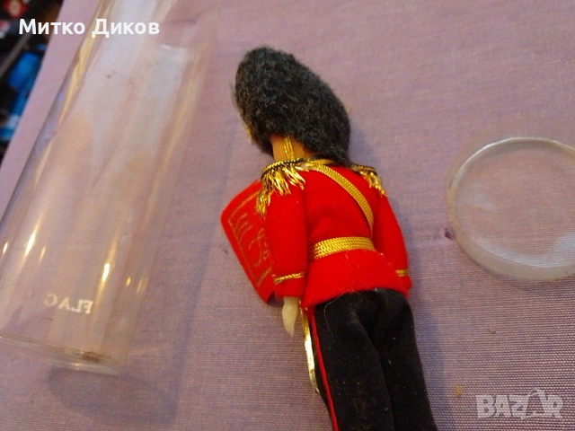 колекционерска кукла сувенир на британски гвардеец (Queen's Guard) 16 см нов Flag Officer, снимка 4 - Декорация за дома - 54957185