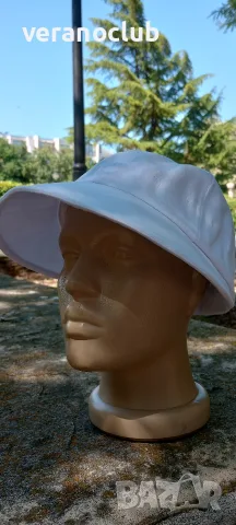 Бяла дамска шапка с мека козирка 