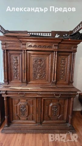 Старинен бюфет с надстройка