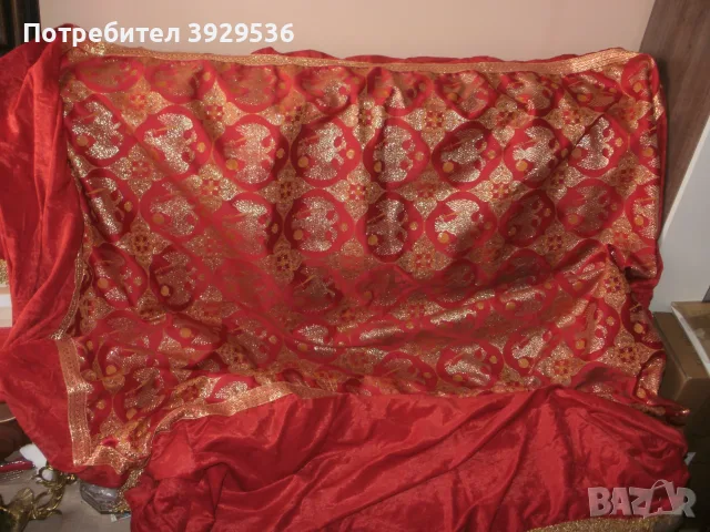 Голяма покривка за маса в червено с златни сърмени орнаменти, снимка 6 - Покривки за маси - 55656739