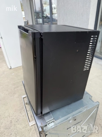 Малък черен хладилник - Мини бар, снимка 4 - Хладилници - 54213058