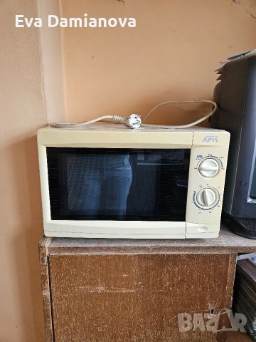 Продавам микровълнова фурна.