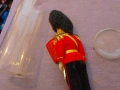 колекционерска кукла сувенир на британски гвардеец (Queen's Guard) 16 см нов Flag Officer, снимка 4