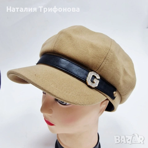 Елегантна дамска шапка тип фуражка с декоративна лента и метално лого, снимка 6 - Шапки - 54093530