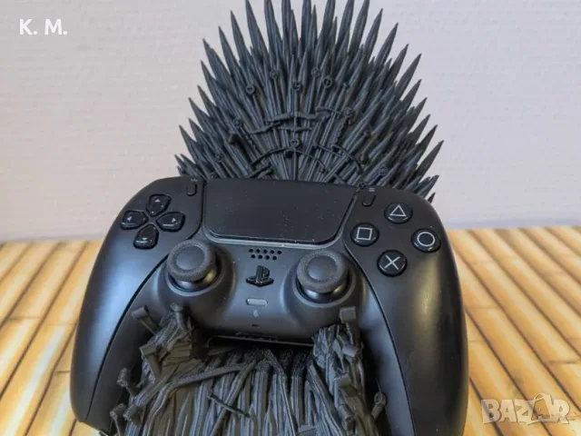 Поставка за джойстик "Железният трон" (Game of Thrones) – Поставка за PS5 / Xbox, снимка 2 - Аксесоари - 55437213