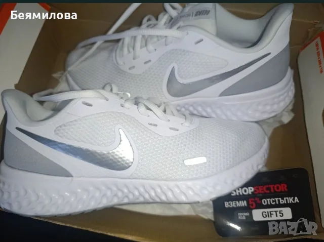 Чисто нови маратонки Nike Revolution