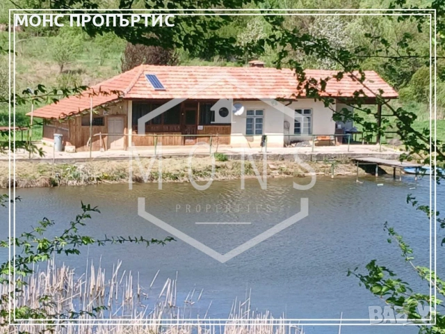 Продава се къща с 12 дка двор и собствени рибарници в района на гр. Севлиево