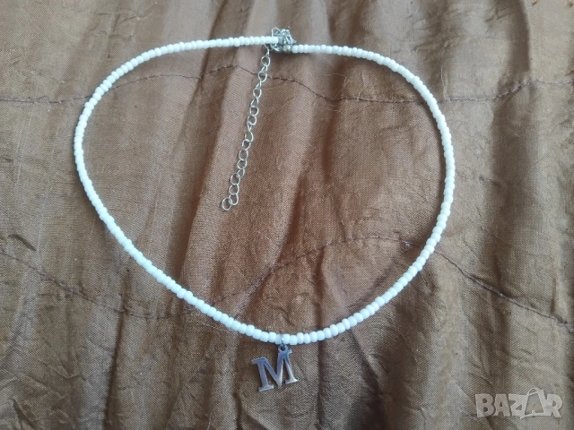 Колие с медальон буква М