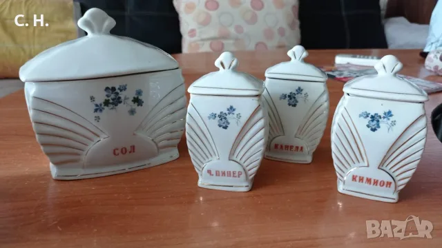 Красив порцеланов сервиз (буркани) за съхранение на подправки