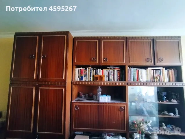 Продавам секция с двукрилен гардероб 
