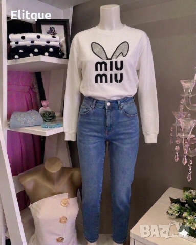 Култовият модел блуза на Miu Miu в черно и бяло