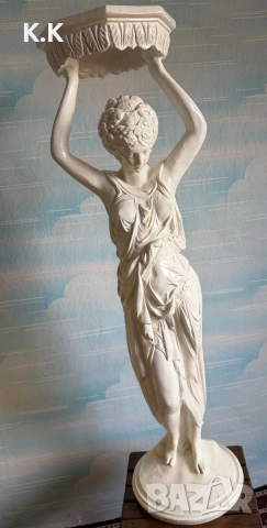 Красива Женкса мраморна статуетка