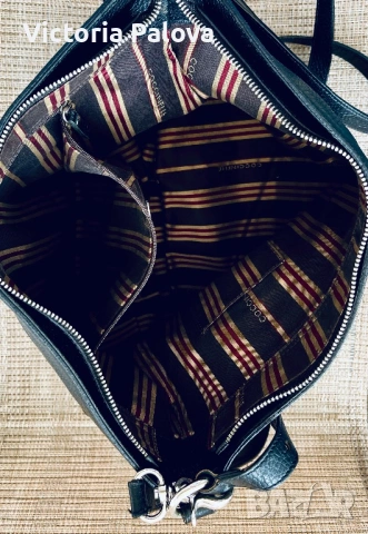 Оригинална кожена чанта Coccinelle - естествена кожа, тип Hobo (Черна), снимка 9 - Чанти - 54009431