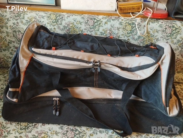 Продавам много голям сак на колелца. 