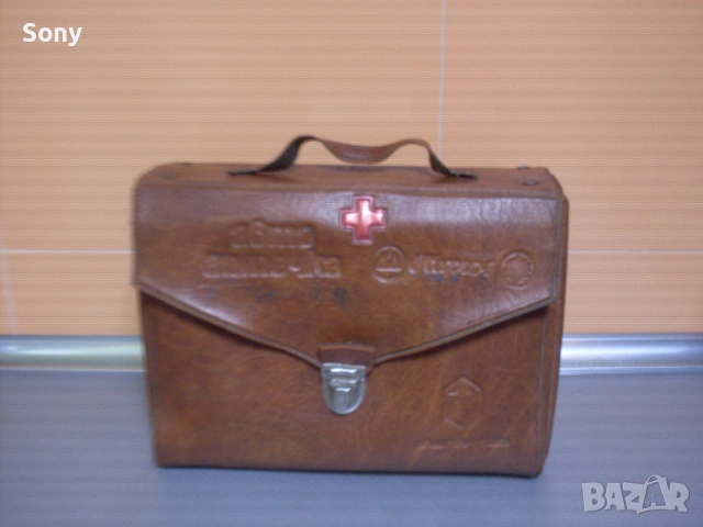 Стара авто аптечка, снимка 2 - Антикварни и старинни предмети - 54174260