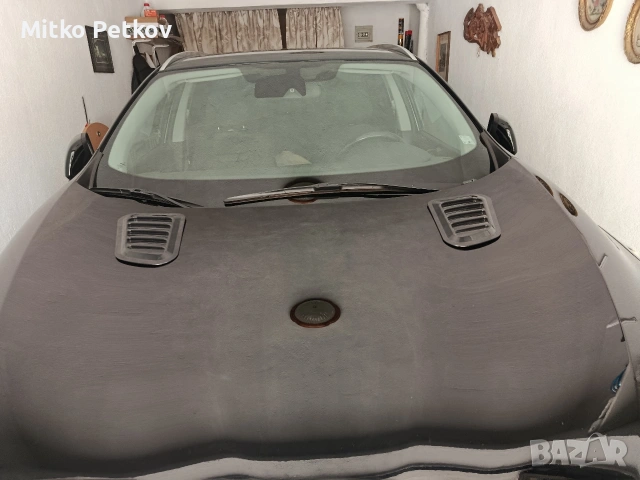 Универсален вентилационен спойлер за капака на двигателя.