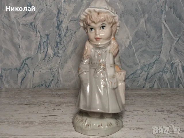 Испанска порцеланова статуетка Jango – Момиченце в зимно палто