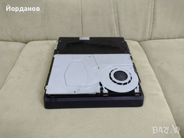 Playstation 4 Slim CUH-2016A цял за ремонт или части