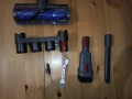 Отлична Dyson V10 безжична прахосмукачка с нова батерия и аксесоари, снимка 5