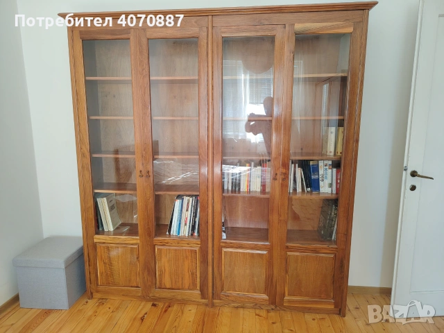 Продавам етажерка за книги от масивна дървесина.