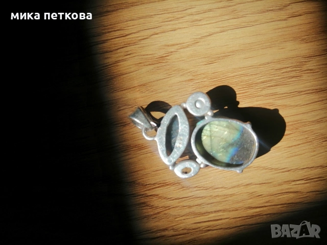 Сребърна висулка с много красиви лабрадорити, снимка 2 - Колиета, медальони, синджири - 54634089
