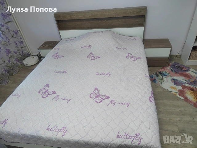 Спалня с две нощни шкафчета и матрак, холна маса
