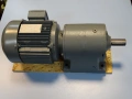мотор редуктор SEW-EURODRIVE R60DT90S4 Helical Gear Box Motor 1.1kW, снимка 1