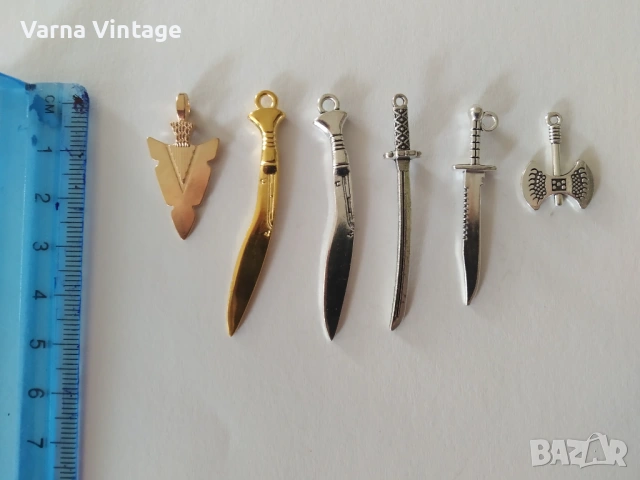 Висулки нож, катана, кукри, брадва. цена 1 евро за брой., снимка 2 - Колиета, медальони, синджири - 54038174