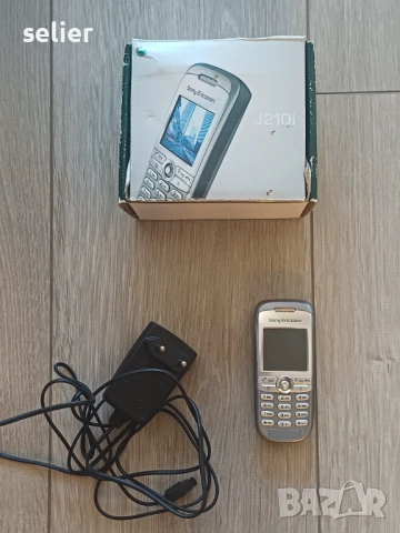 Това е класически мобилен телефон Sony Ericsson J210i в сребрист цвят. Моделът разполага с малък цве