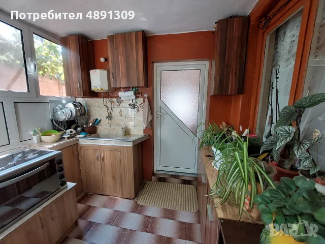 Продава се напълно обзаведена самостоятелна къща с двор в района на Зеленчукова борса, гр. Варна, снимка 5 - Къщи - 55345020