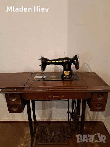 Продавам стара крачна шевна машина.