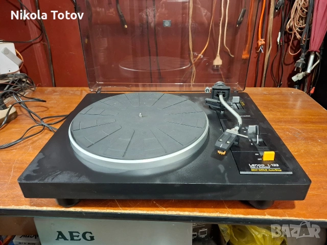 Продава се грамофон Lenco L-133. 