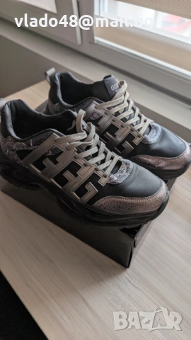 Продавам оригинални мъжки спортни обувки Guess, снимка 3 - Маратонки - 54669211