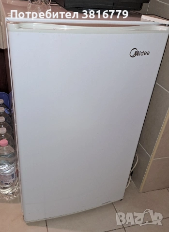 Малък хладилник Midea