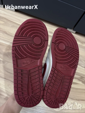 Кецове Nike Air Jordan 1 Mid Reverse Chicago, снимка 9 - Маратонки - 54403687