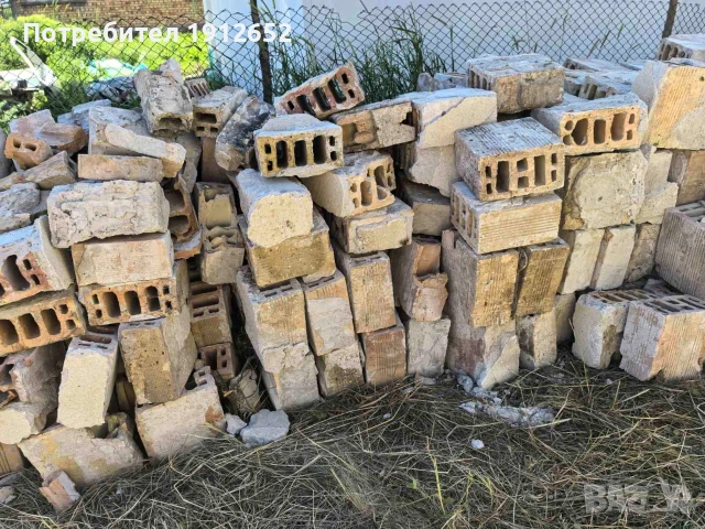 продава здрави тухли четворки и единици,керемиди нов модел и стар модел и дървени греди.