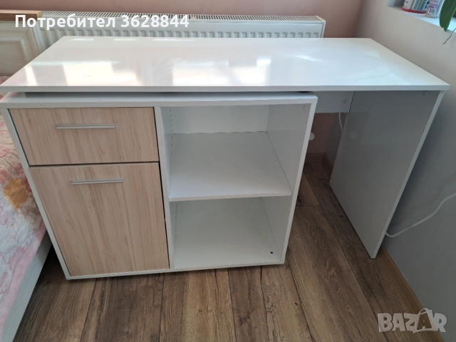 Бюро с движещо шкафче