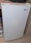 Малък хладилник Midea, снимка 1