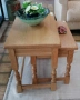 Стилен к-кт помощни масички ''2в1''. Изработени от масивно дърво, с изящни струговани крака., снимка 7