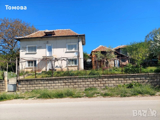 Продавам  двуетажна къща с двор в село Горна Бешовица
