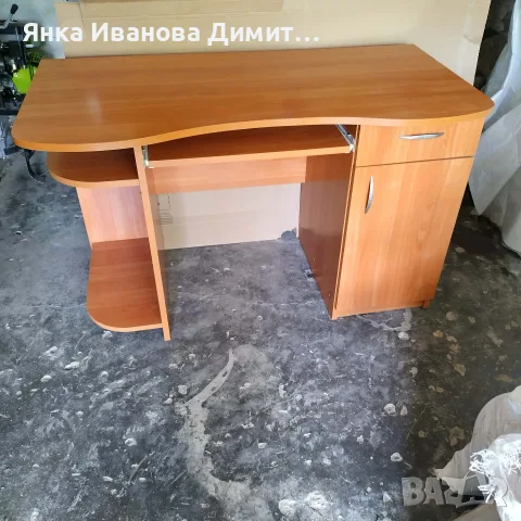 Ученическо бюро с място за компютър. Запазено, почти чисто ново. 