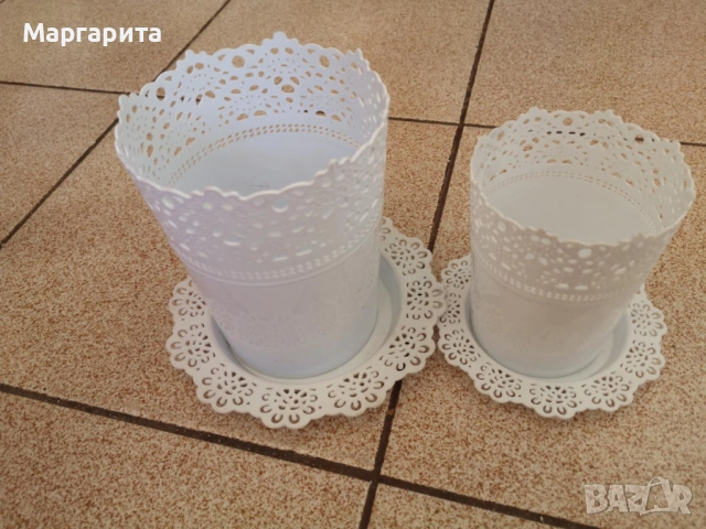 бели саксии с подложки