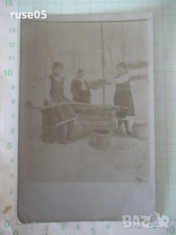 Снимка на три моми на кладенец стара