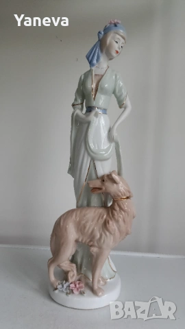 Vintage, порцеланова, английска статуетка на аристократична дама придружена от хрътка. 